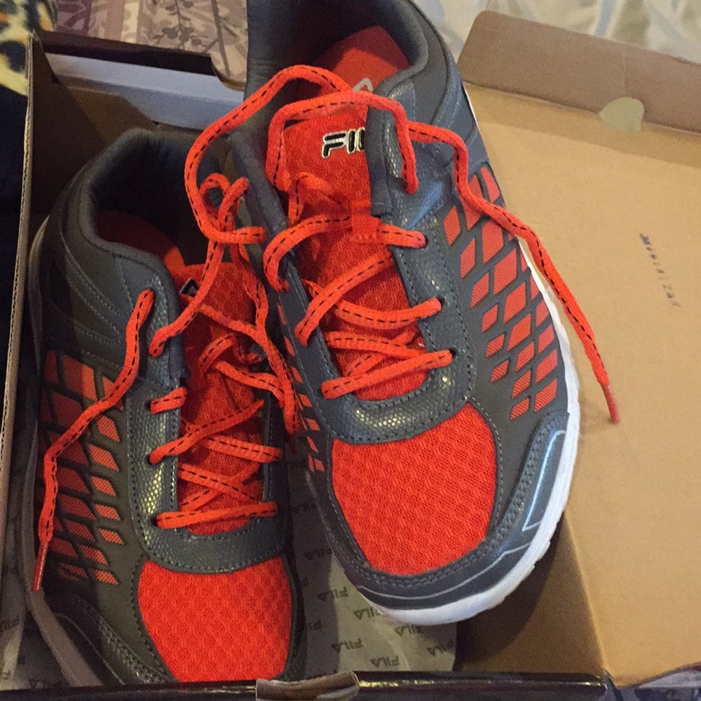 Tennis shoes